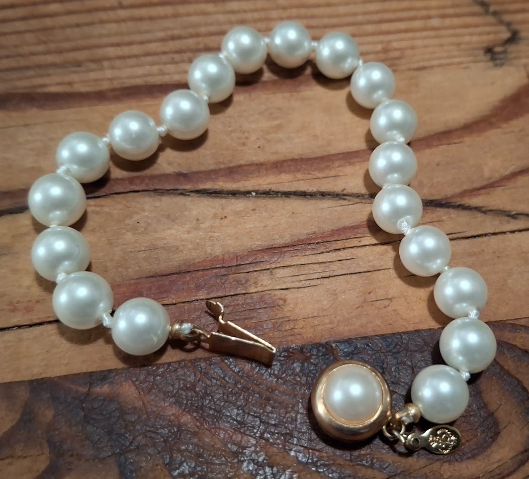 Premier Designs faux pearl bracelet 7.5″ gold tone pearl topped push lock