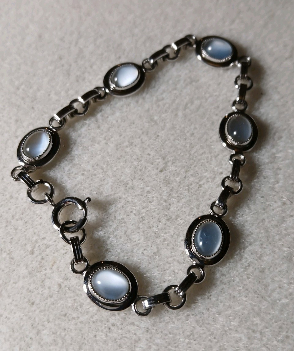 Silver Tone Bar Link Bracelet. 7 Oval Blue Cabochon Bezel Stones Toggle
