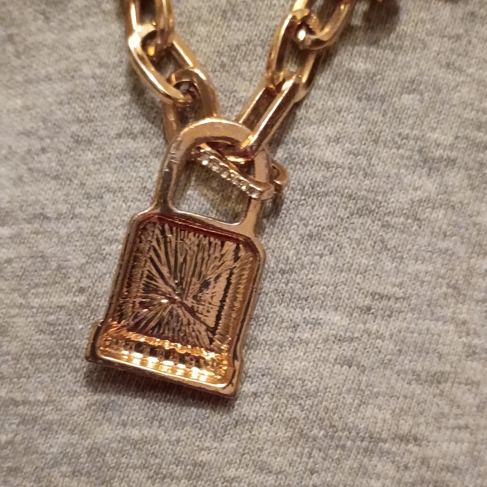 GUESS Signed Gold Chain Charm Bracelet Padlock Dangle Crystal Lobster Clasp