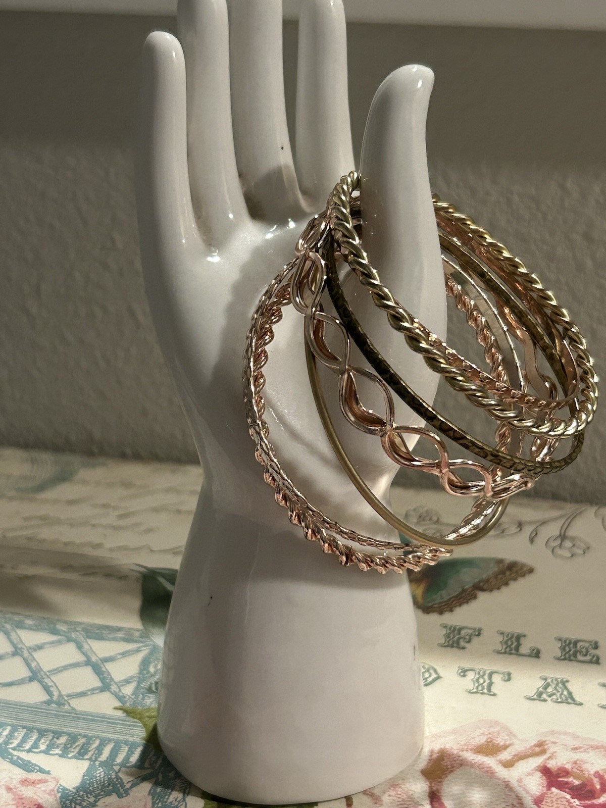 Mixed Gold Tone Metal Bangle Bracelets Set of 7 Pieces Fits 6′-6.5″ Wrist