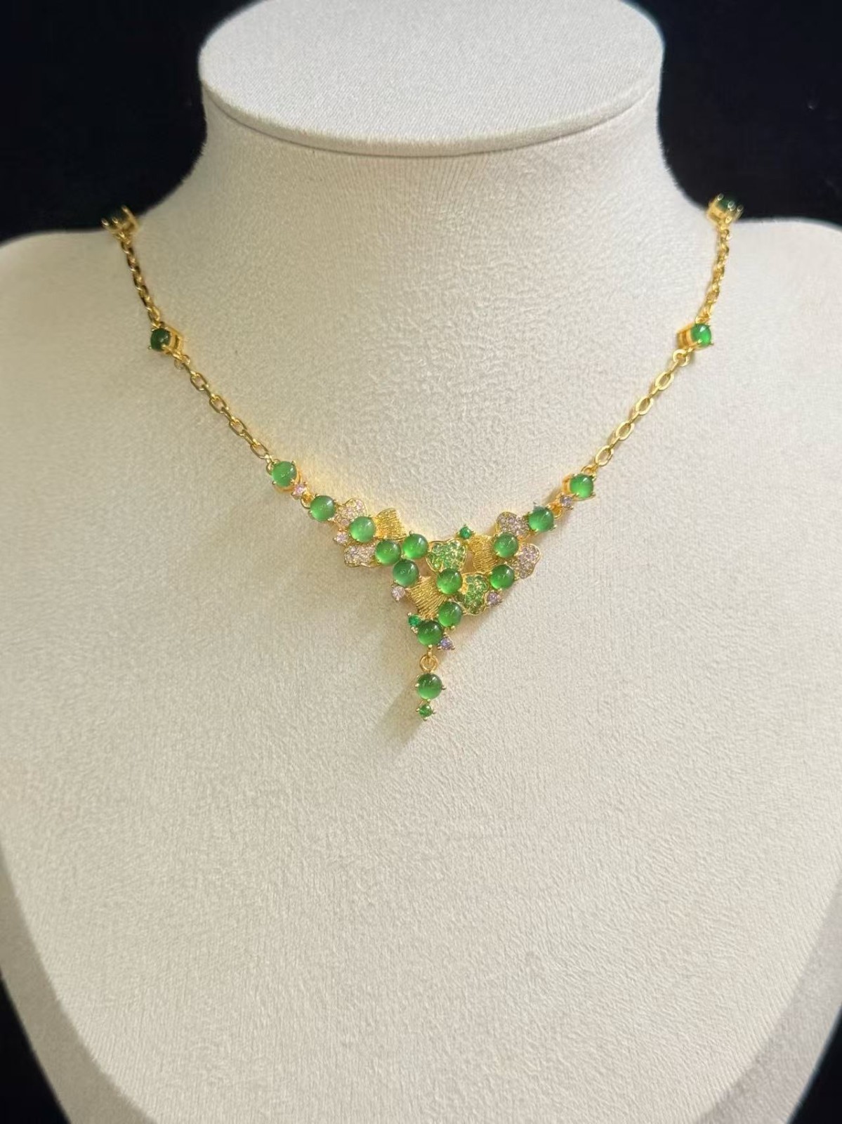 Beautiful Natural green jadeite pendant
