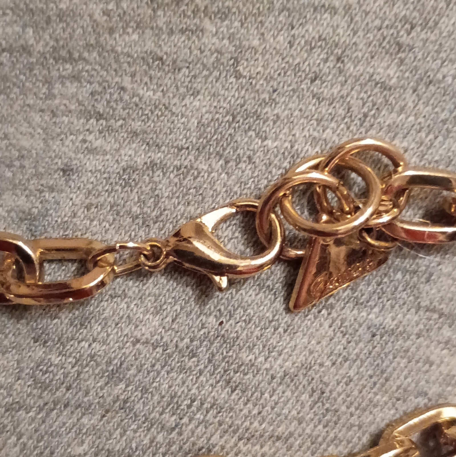 GUESS Signed Gold Chain Charm Bracelet Padlock Dangle Crystal Lobster Clasp