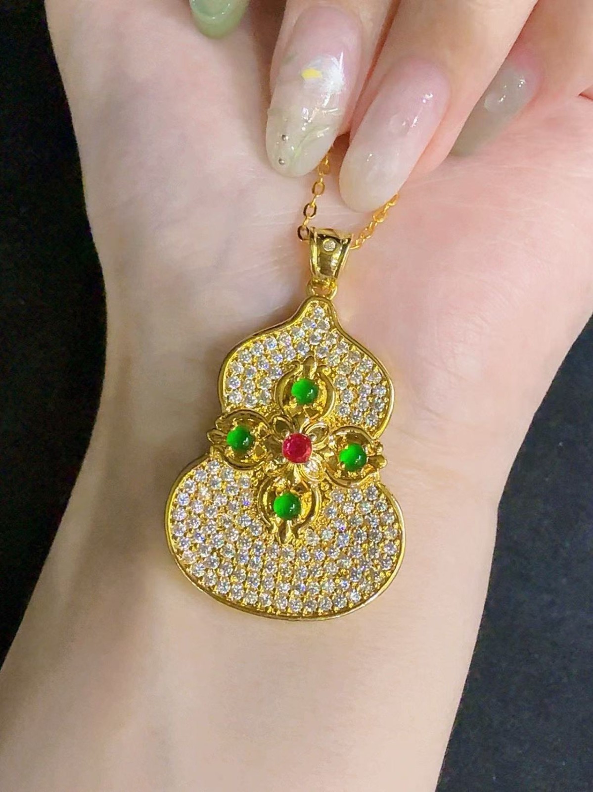 Beautiful Natural green jadeite gourd-shaped pendant