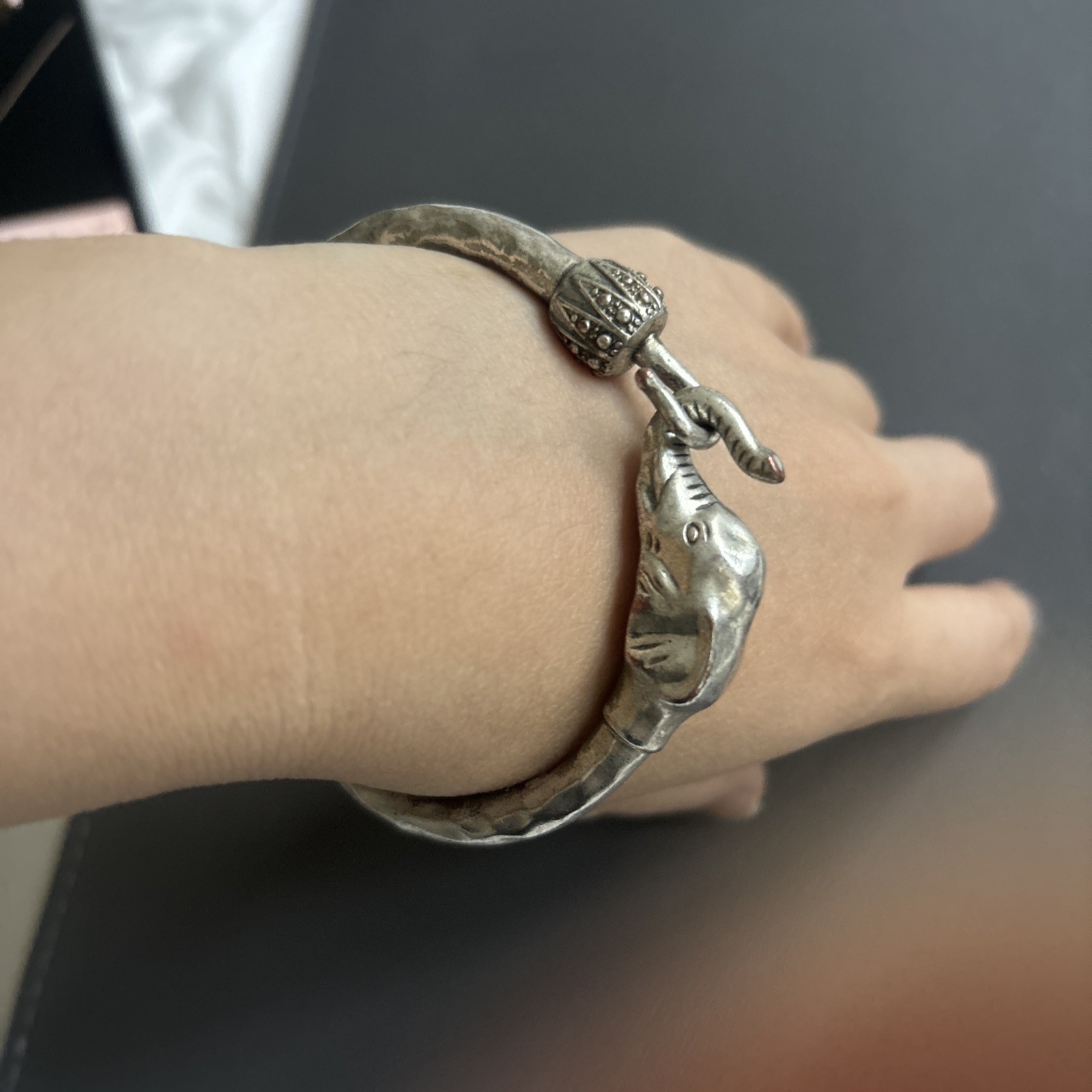 Lucky Brand silver tone elephant hinged bangle bracelet – pretty, nice condition