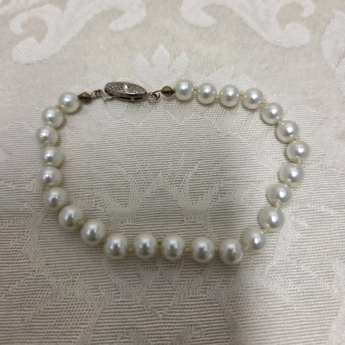 Vintage Knotted 6″ Faux Pearl Bracelet With Gold Tone Clasp.