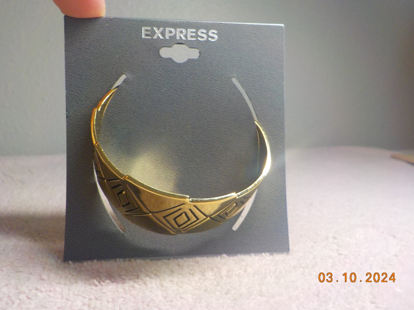 EXPRESS BRAND GOLDTONE METAL OPEN CUFF WITH CHEVRON/DIAMOND DESIGN NEW ON CARD