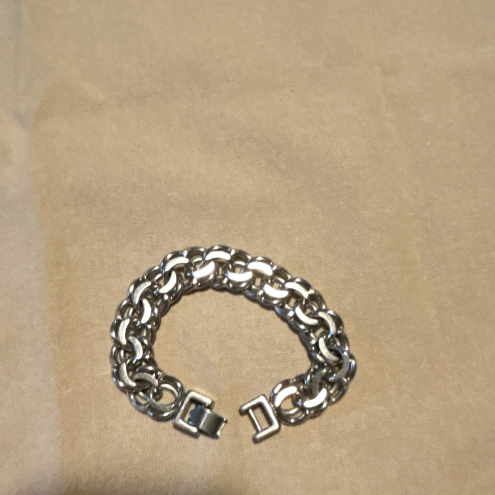WOMAN’S CHAIN LINK