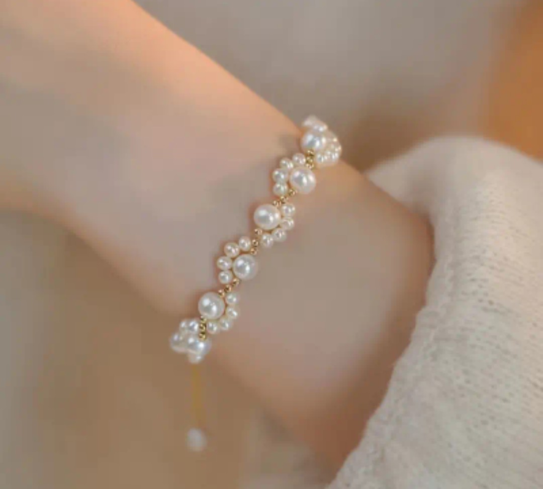 1pc Elegant White Faux Pearls Beads Beaded Hand Bracelet. Zinc Alloy .