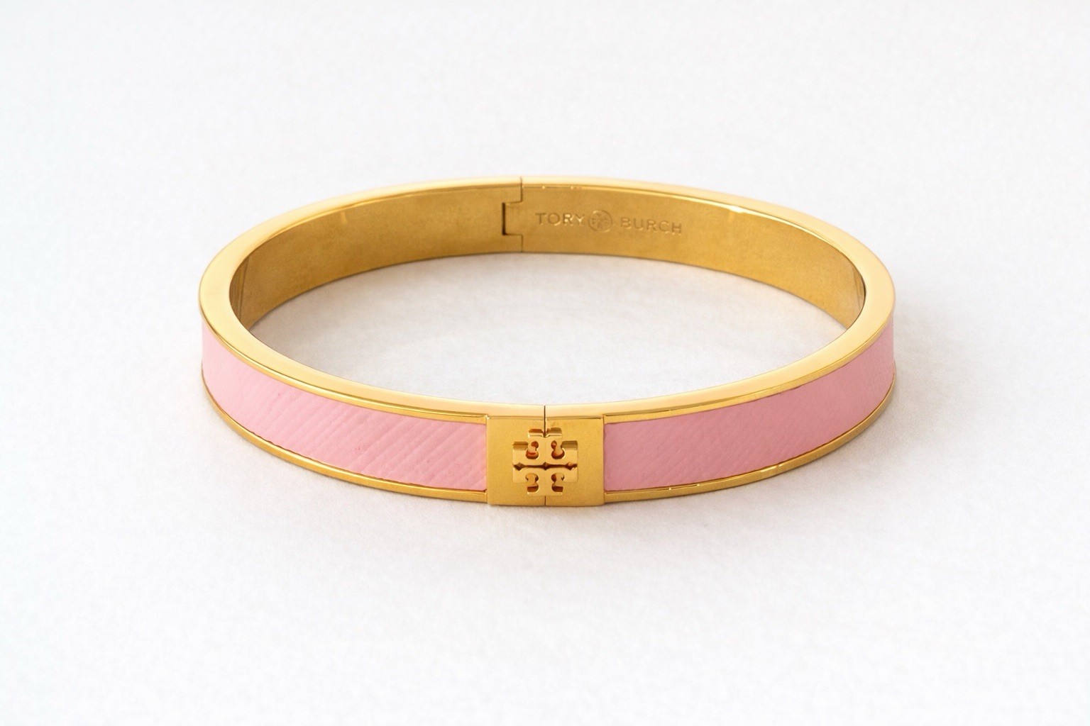 Tory Burch Pink Enamel Logo Bangle Bracelet – Gold Tone – Pristine w/ Pouch. 9mm