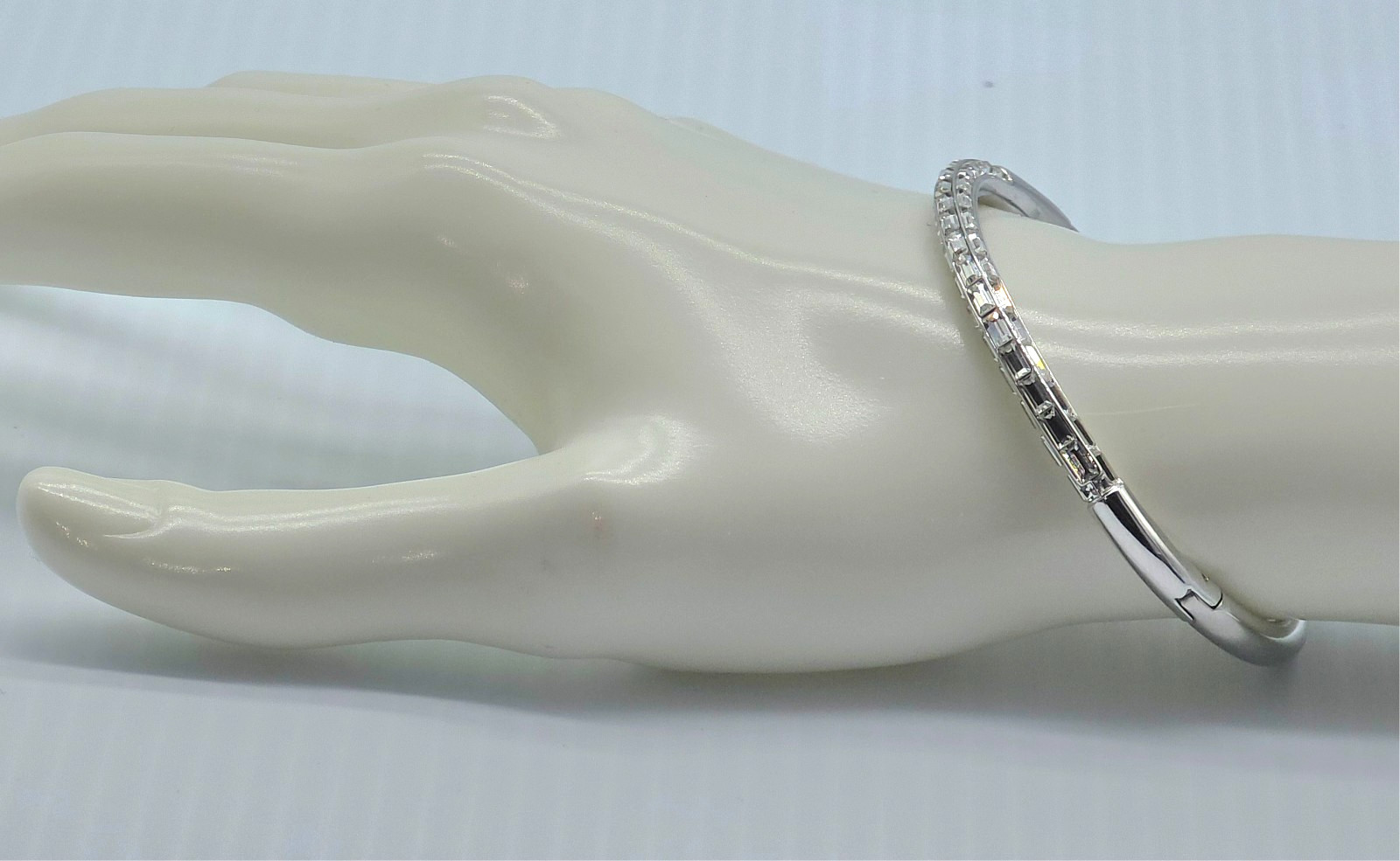 Swarovski Signed Stamp Silver Tone Bangle Bracelet push-button/Snap-lock clasp