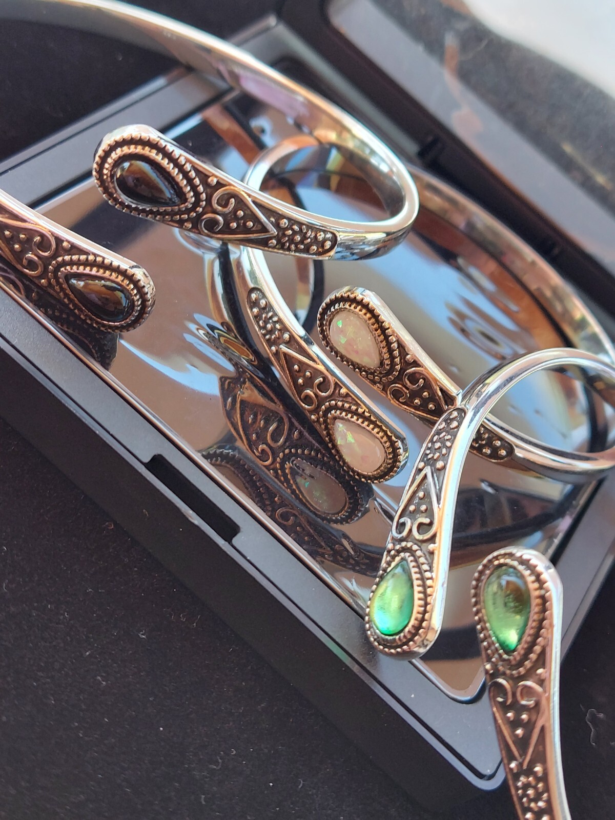 Flexable zinc alloy bangles with colored stones
