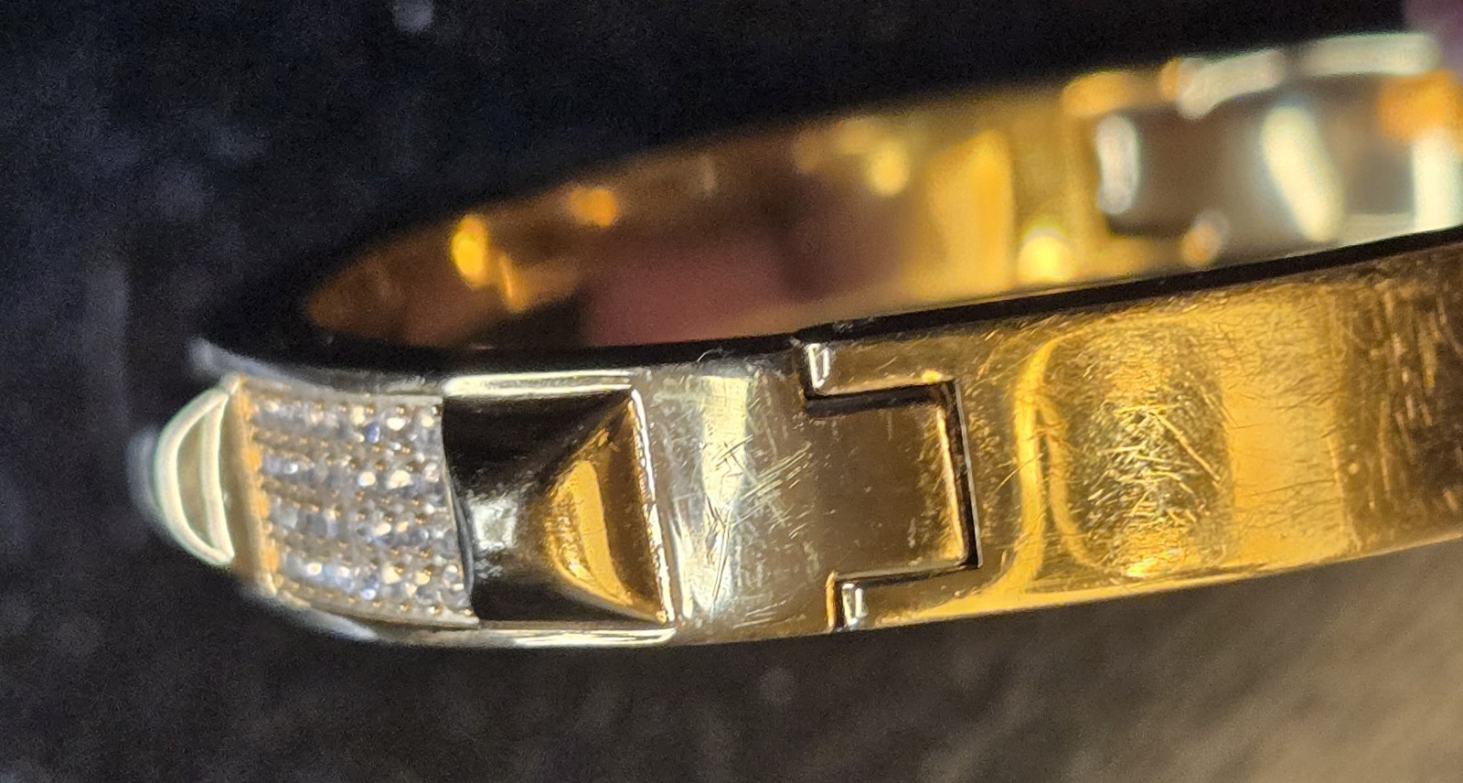 MICHAEL KORS PAVE CRYSTAL W/PYRAMID STUDS GOLD-TONE HINGED BANGLE BRACELET
