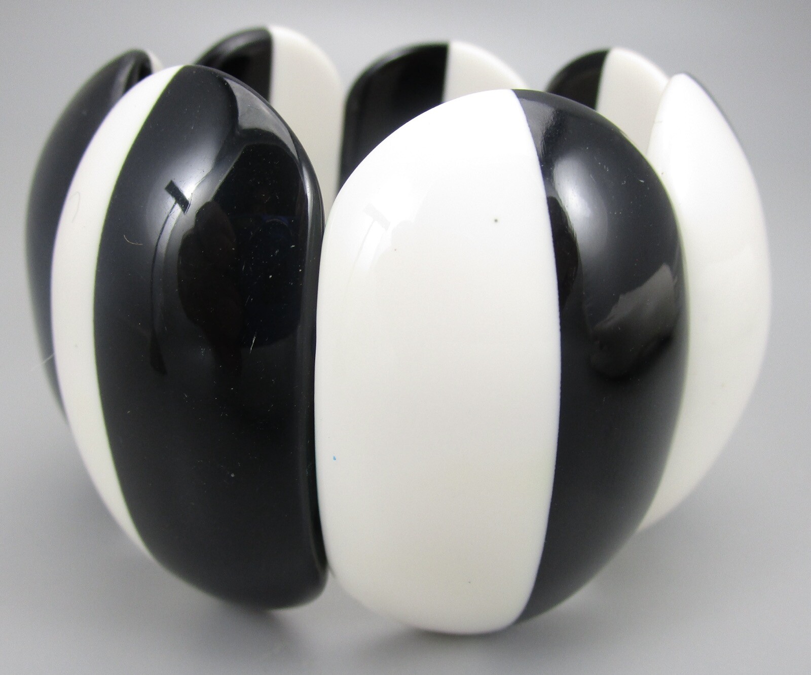  BOLD MARION GODART BLACK & WHITE STRIPED PANEL RESIN STRETCH BRACELET – FRANCE
