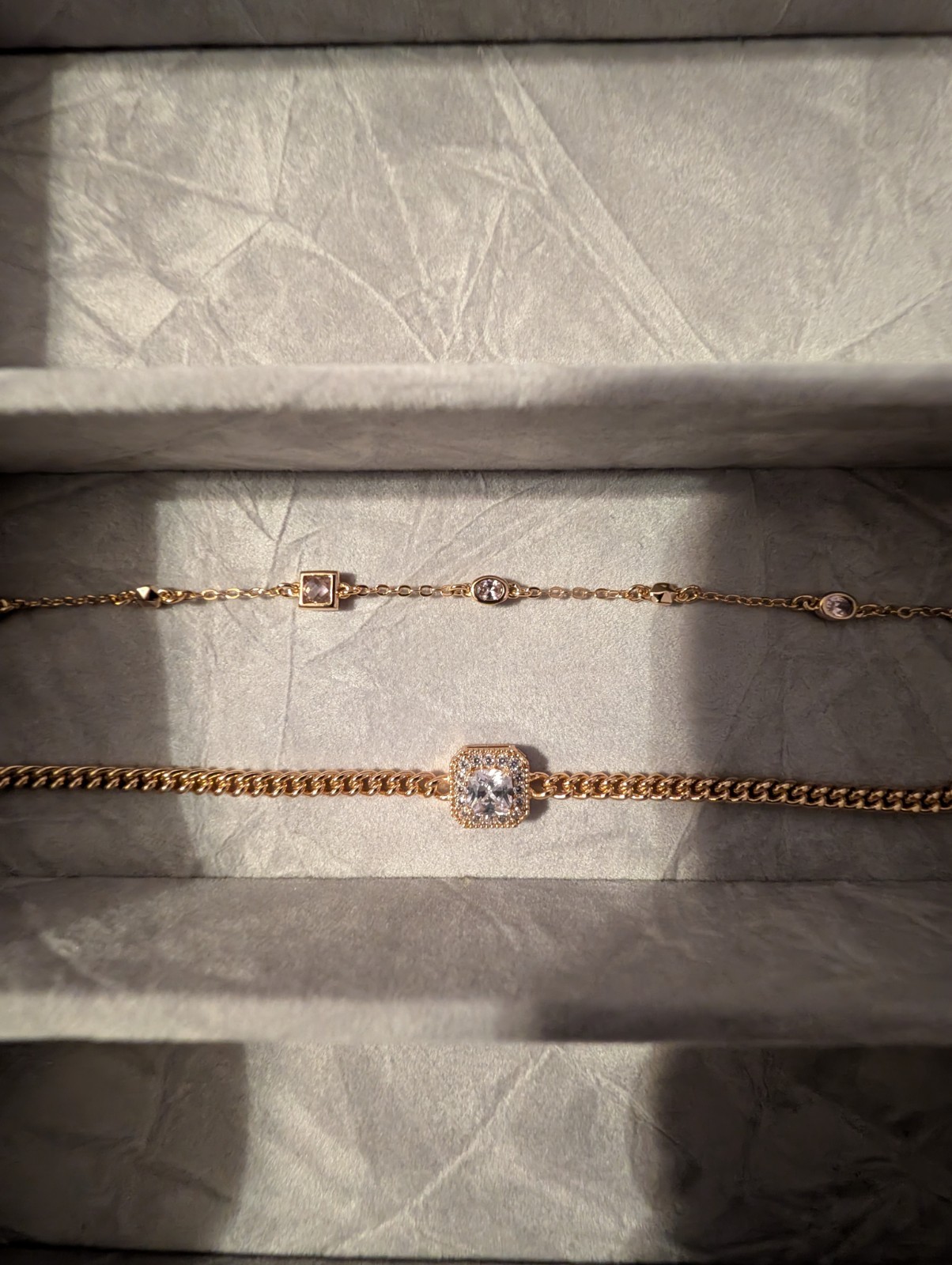 Gold Tone Curb Chain Bracelet w/ Clear Round White/Colorless Stone Station