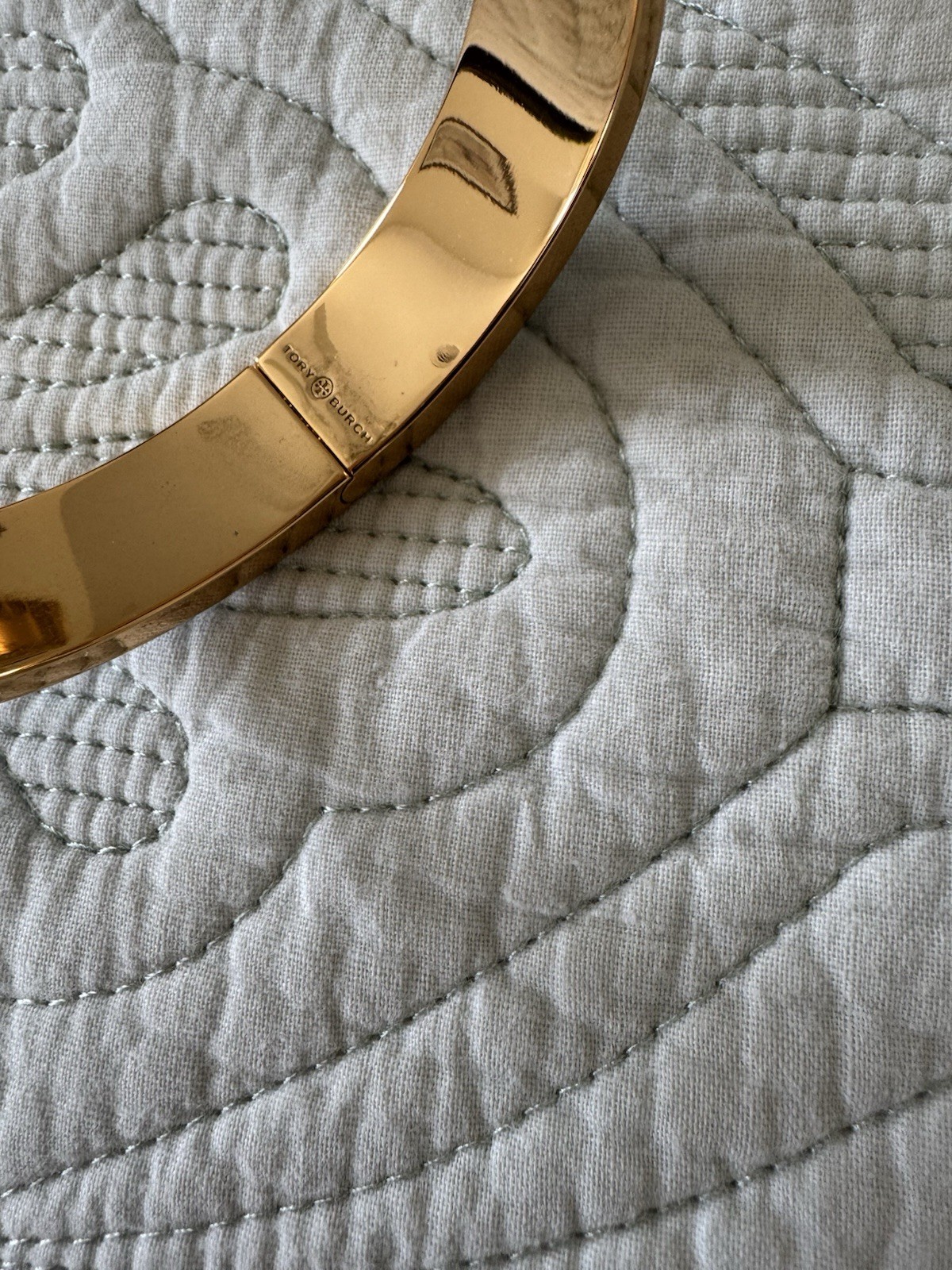Tory Burch Kira Hinged Enamel Bracelet in Light Blue Chambray/Tory Gold – EC