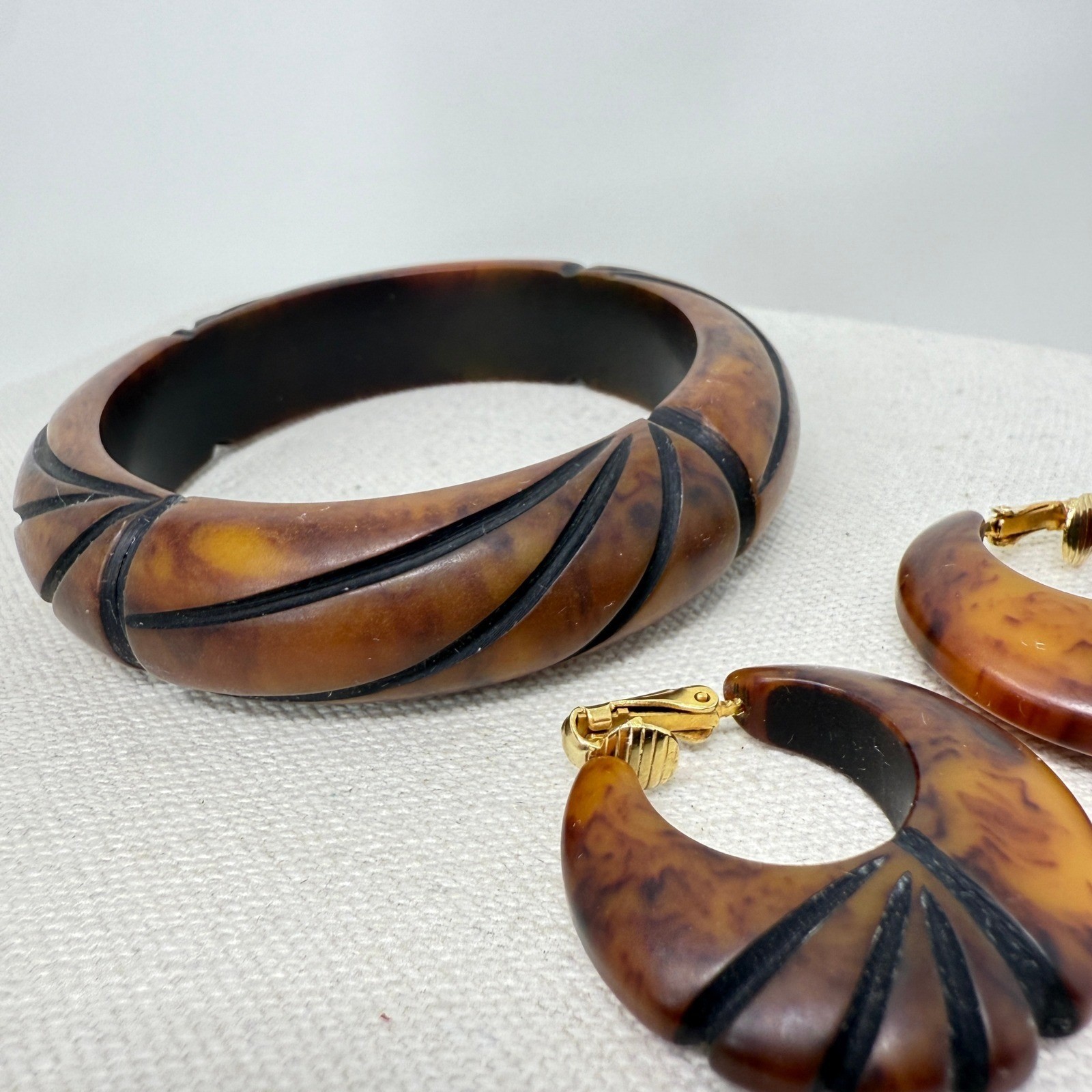 Bakelite Bangle & Earrings Overdyed Marbled Caramel Bamboo Carved Bracelet VTG