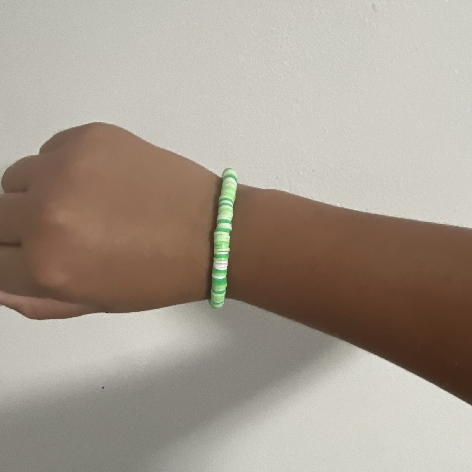 Plastic Round Beaded Stretch Bracelet Green & White No Stone Sizable