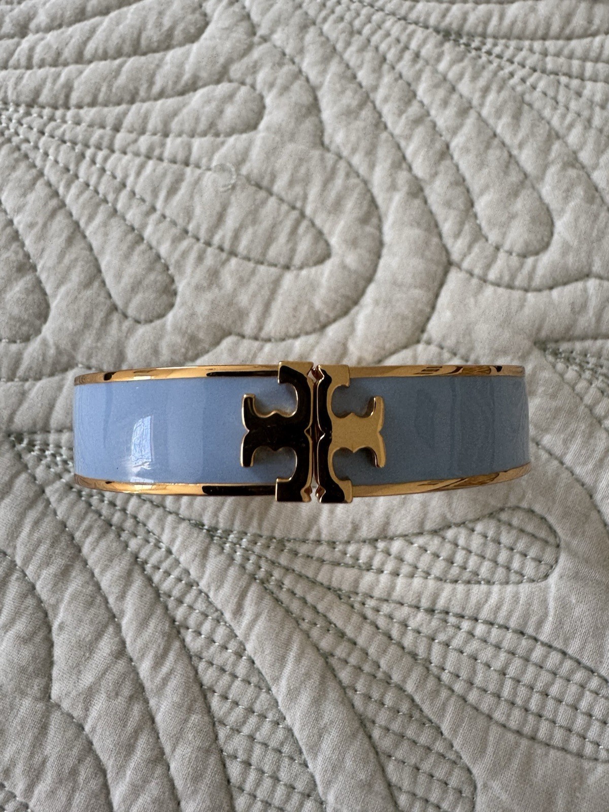Tory Burch Kira Hinged Enamel Bracelet in Light Blue Chambray/Tory Gold – EC
