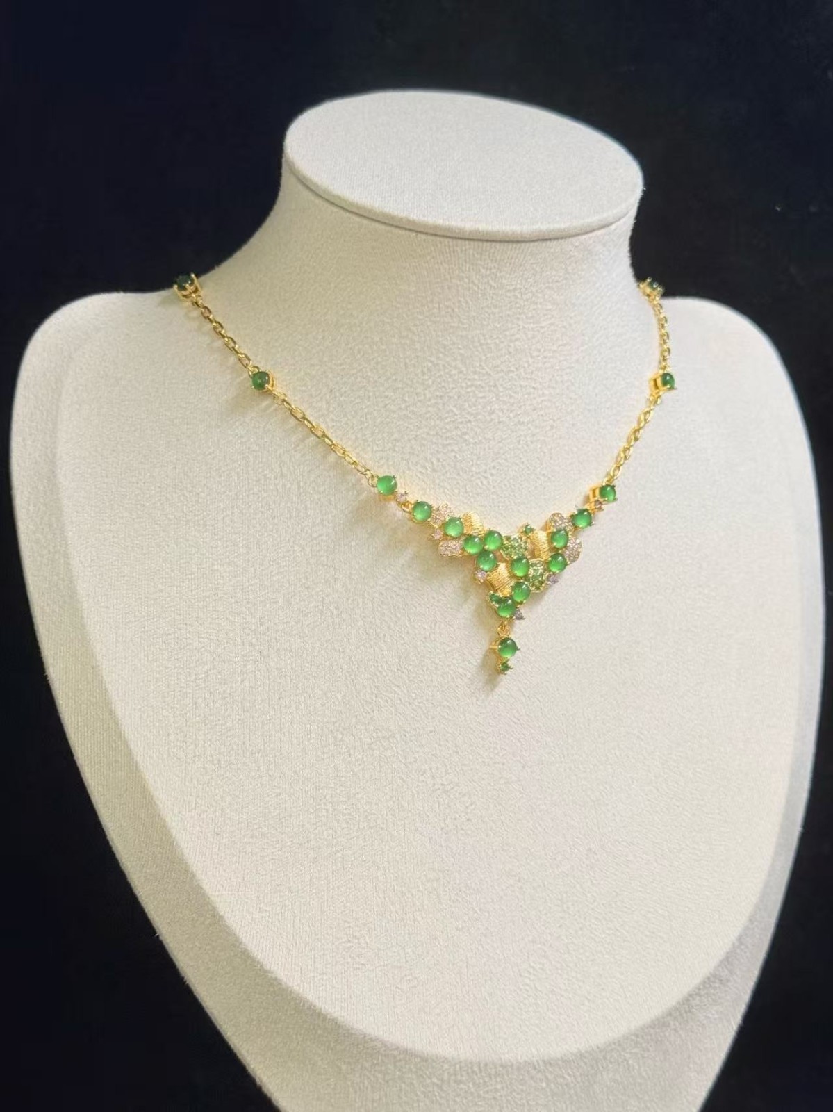 Beautiful Natural green jadeite pendant