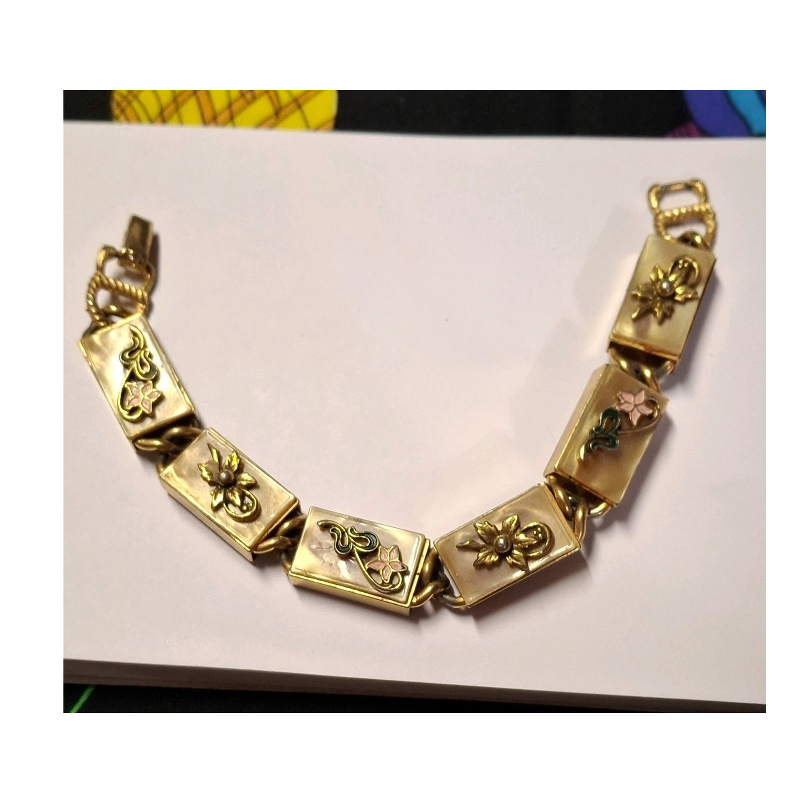 Gold Tone vintage Link Floral Bracelet 6.25 in Push Lock Closure 101/17