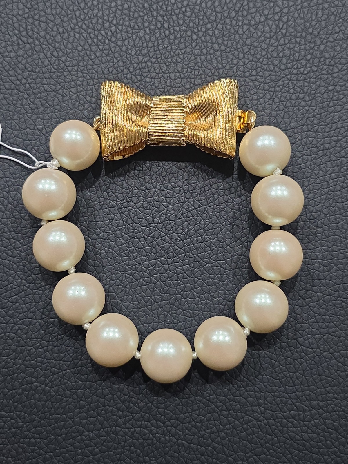 VTG KATE SPADE Faux Pearl Gold Tone Bow Clasp Bracelet New w/Tag 7″