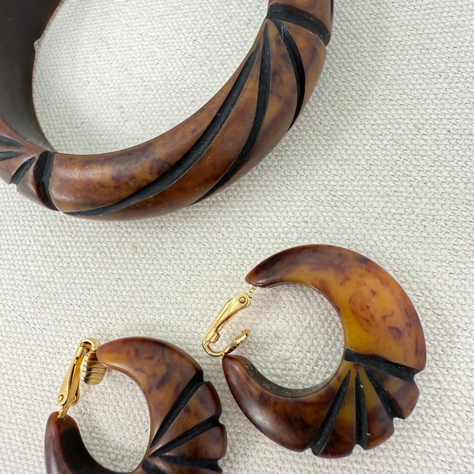 Bakelite Bangle & Earrings Overdyed Marbled Caramel Bamboo Carved Bracelet VTG
