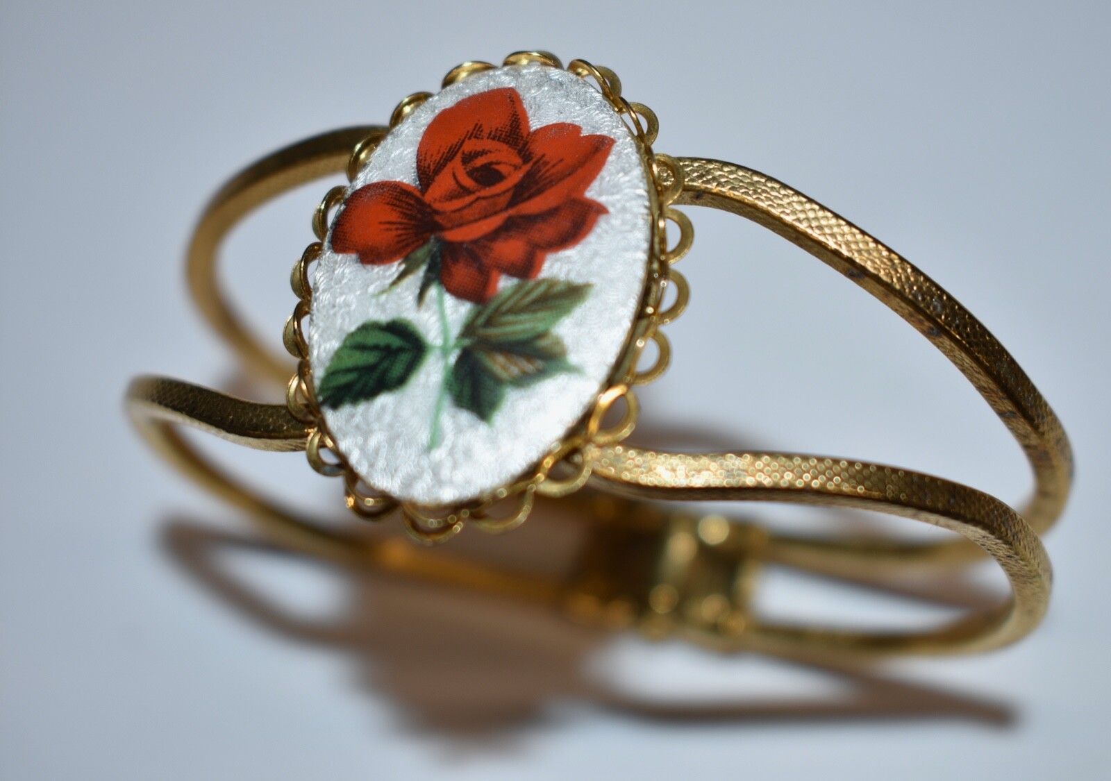 ENAMEL ROSE OVAL AND GOLDTONE METAL CUFF BRACELET * SPRING ACTION FIT