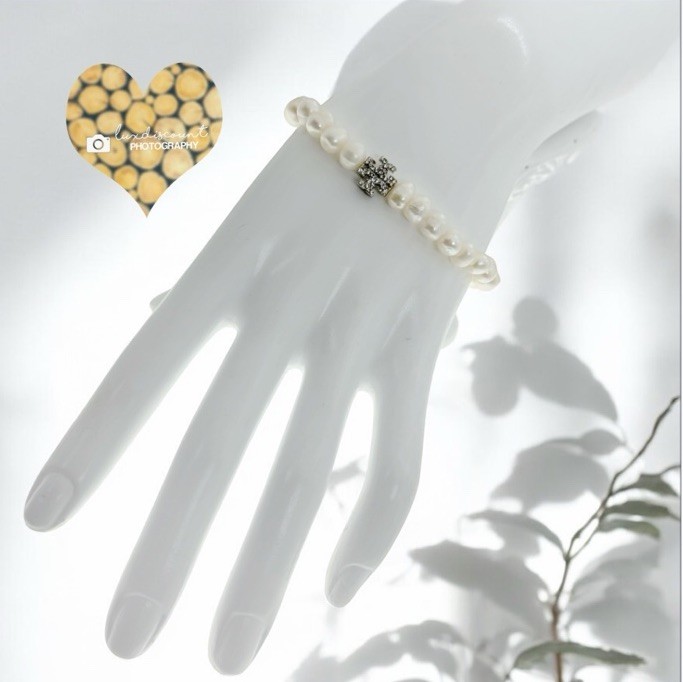 Tory Burch KIRA PEARL BRACELET in silver.