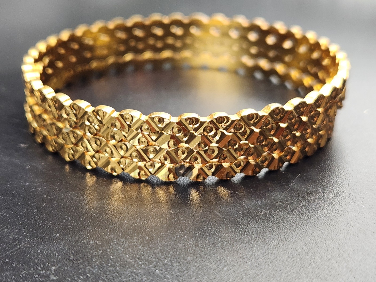 #0368 – Set of 4 Gold Tone Textured Bangle Bracelets Size 7.5 Geometric…