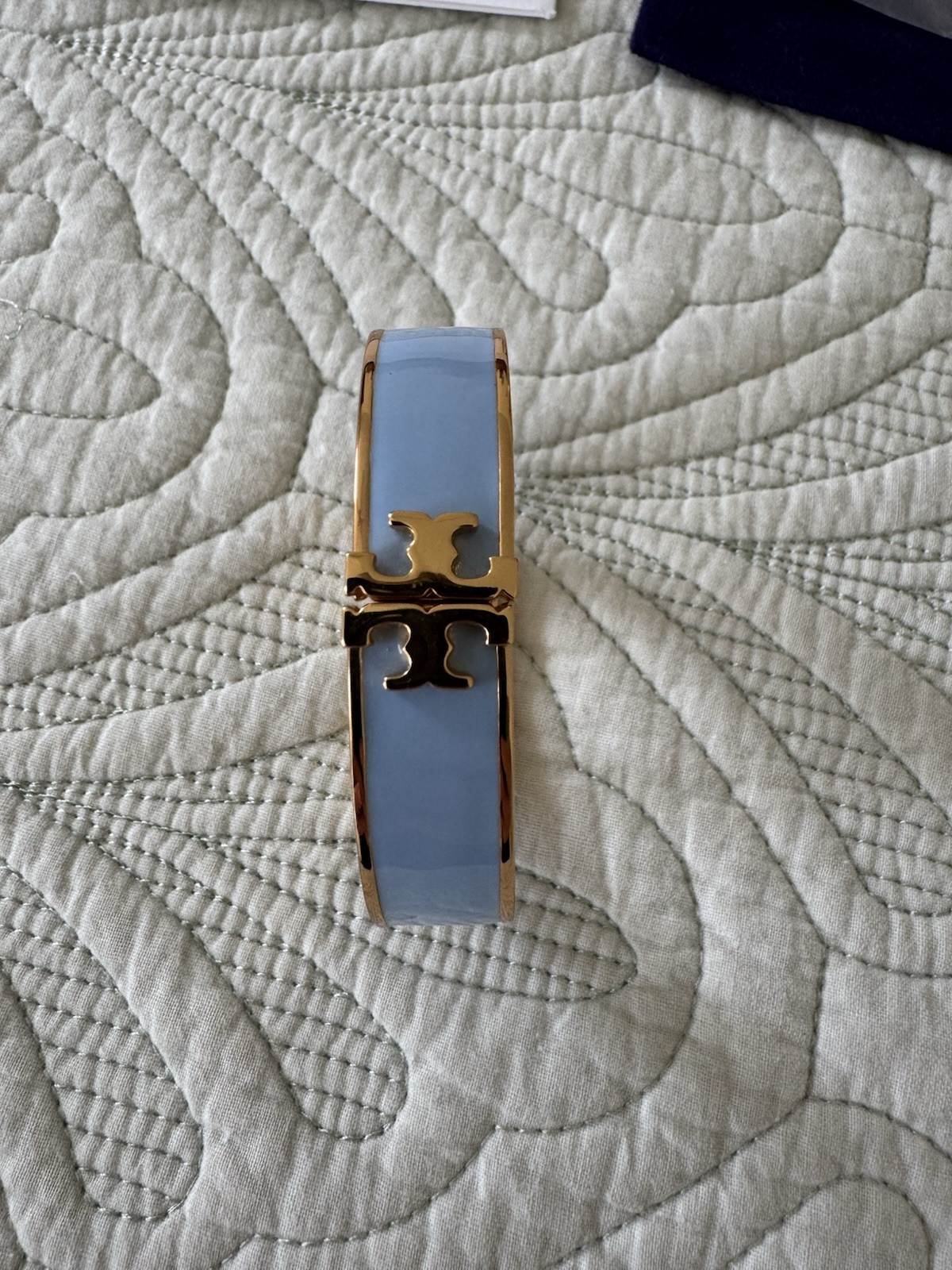 Tory Burch Kira Hinged Enamel Bracelet in Light Blue Chambray/Tory Gold – EC