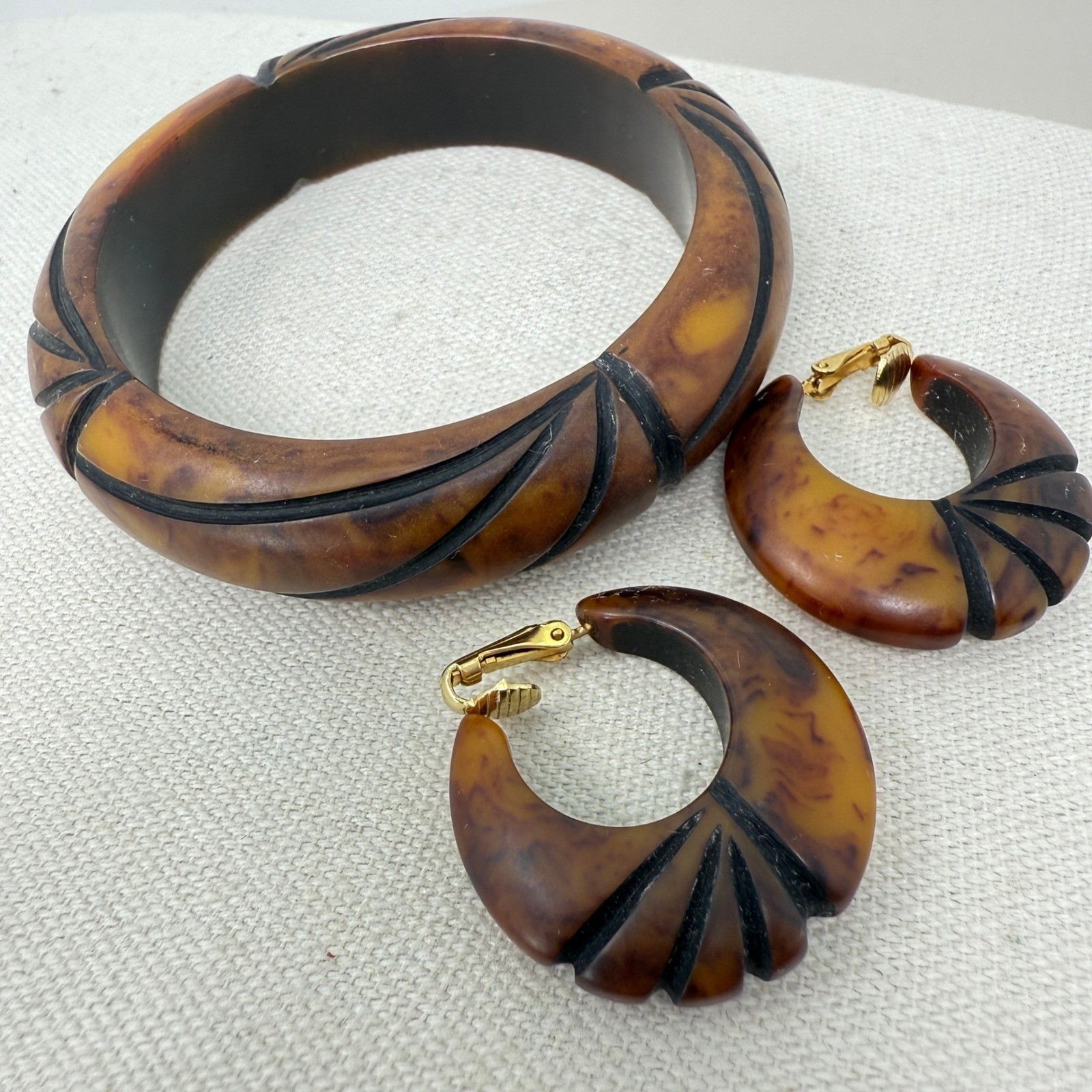 Bakelite Bangle & Earrings Overdyed Marbled Caramel Bamboo Carved Bracelet VTG