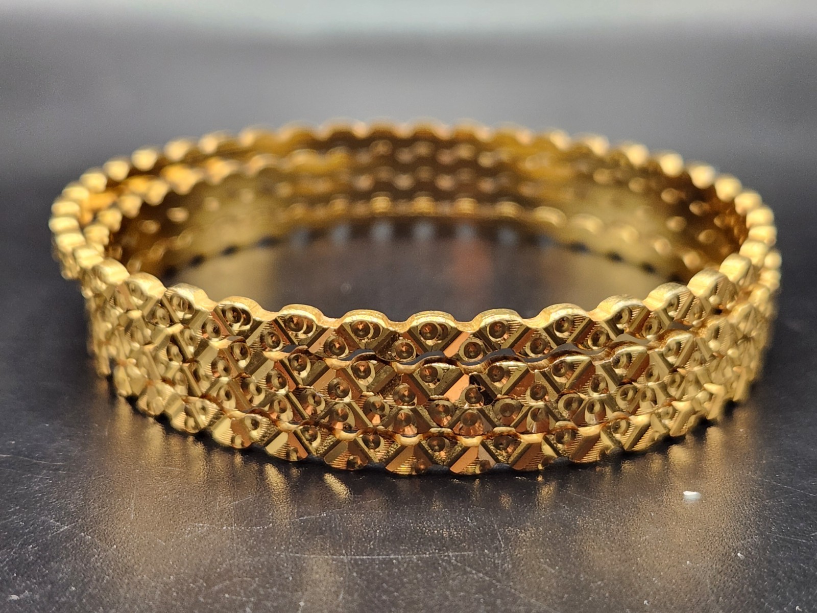 #0368 – Set of 4 Gold Tone Textured Bangle Bracelets Size 7.5 Geometric…