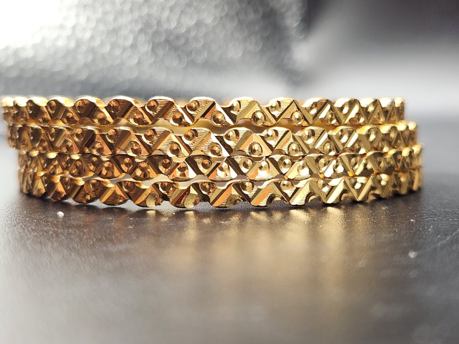 #0368 – Set of 4 Gold Tone Textured Bangle Bracelets Size 7.5 Geometric…