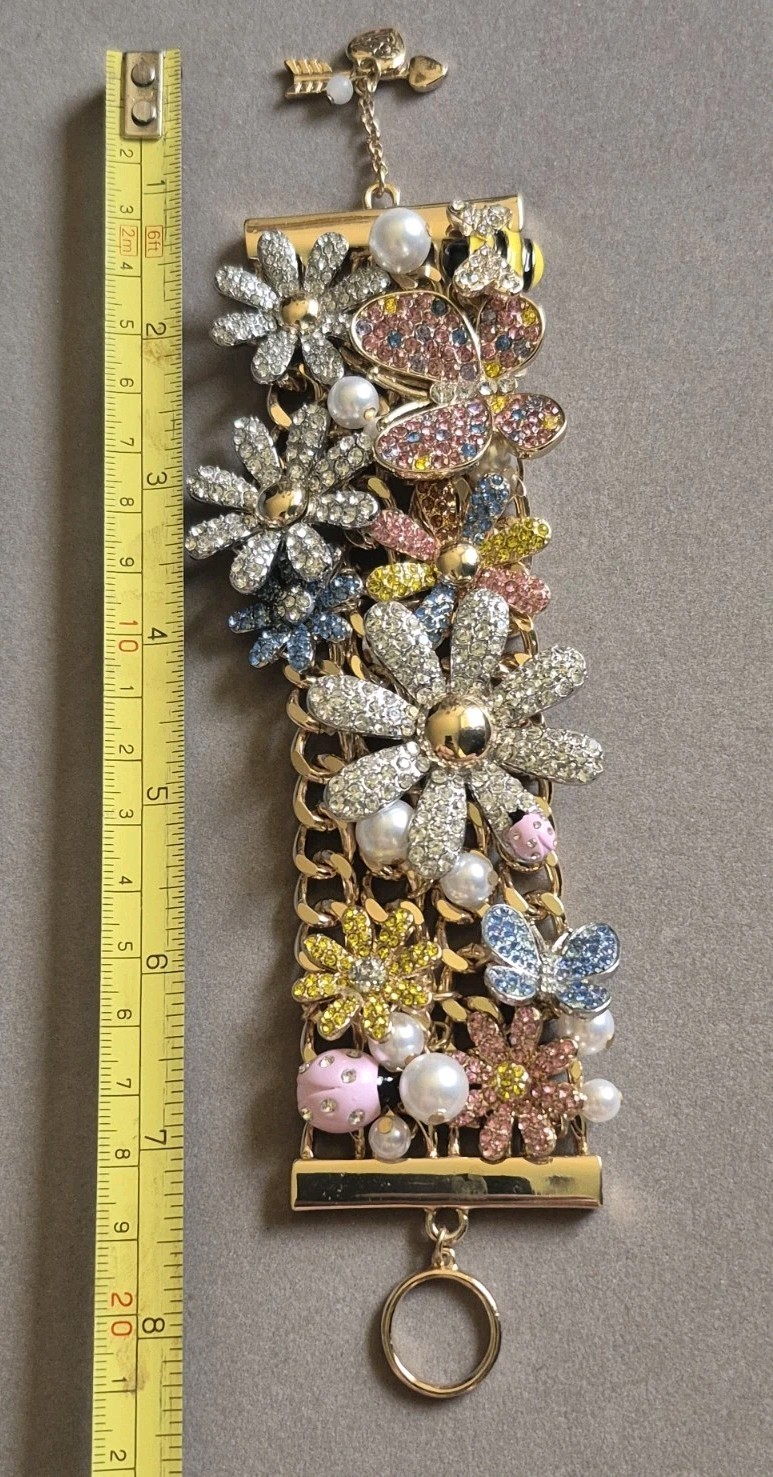 Betsey Johnson chunky flowers crystals toggle clasp bracelet