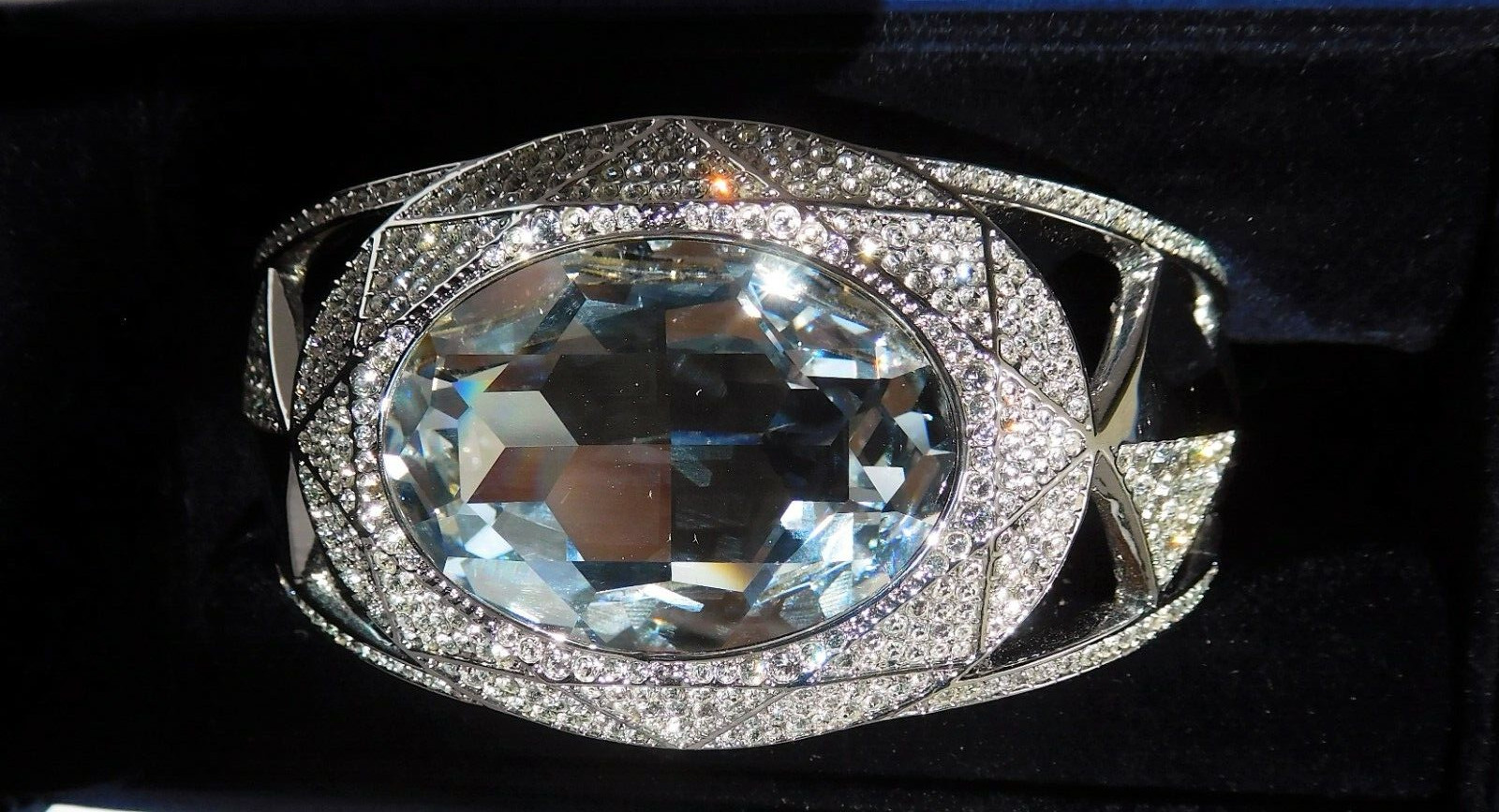 Swarovski Sophisticated Cuff Crystal Bracelet Rhodium Plated Size M In Box
