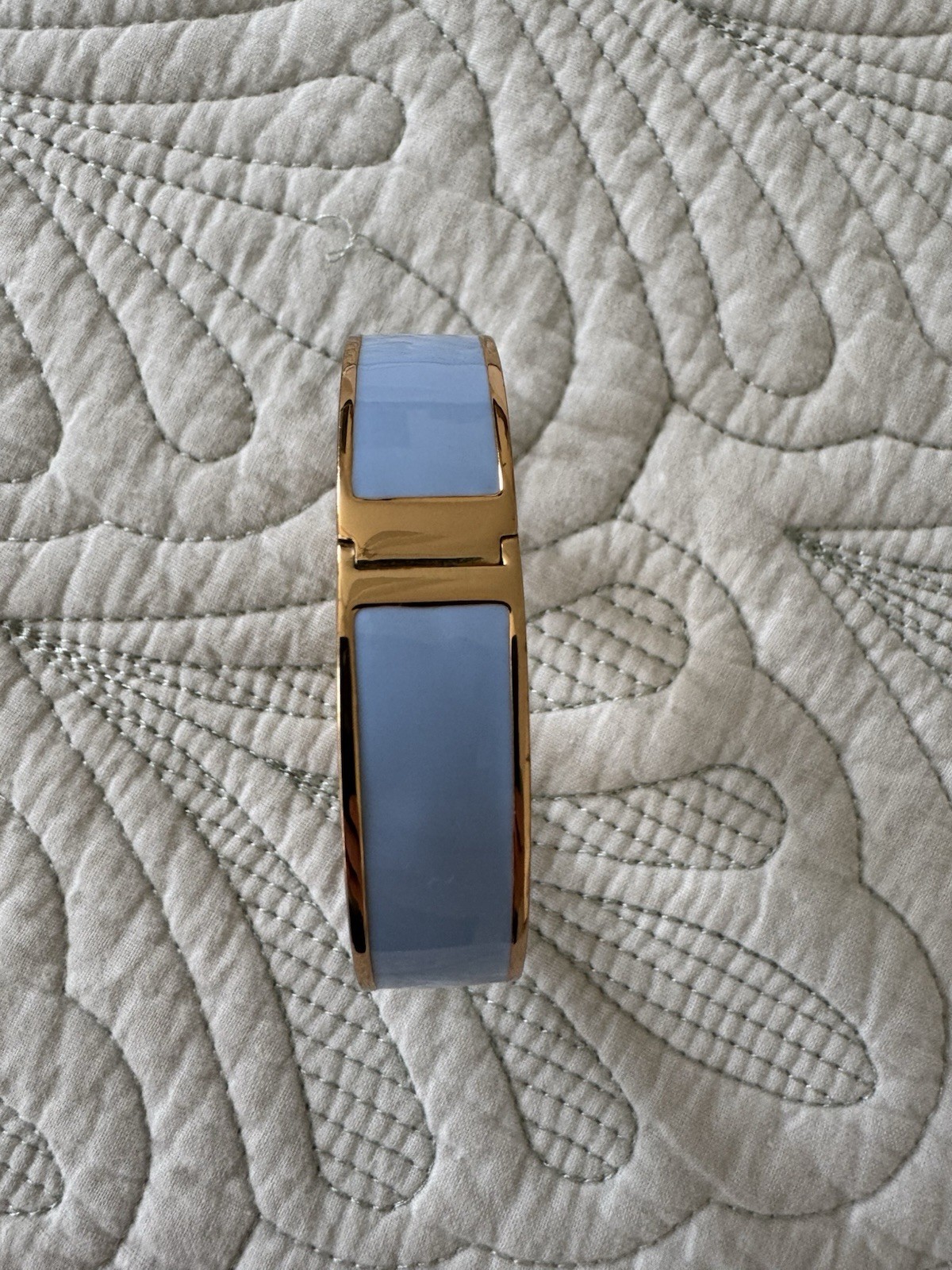 Tory Burch Kira Hinged Enamel Bracelet in Light Blue Chambray/Tory Gold – EC