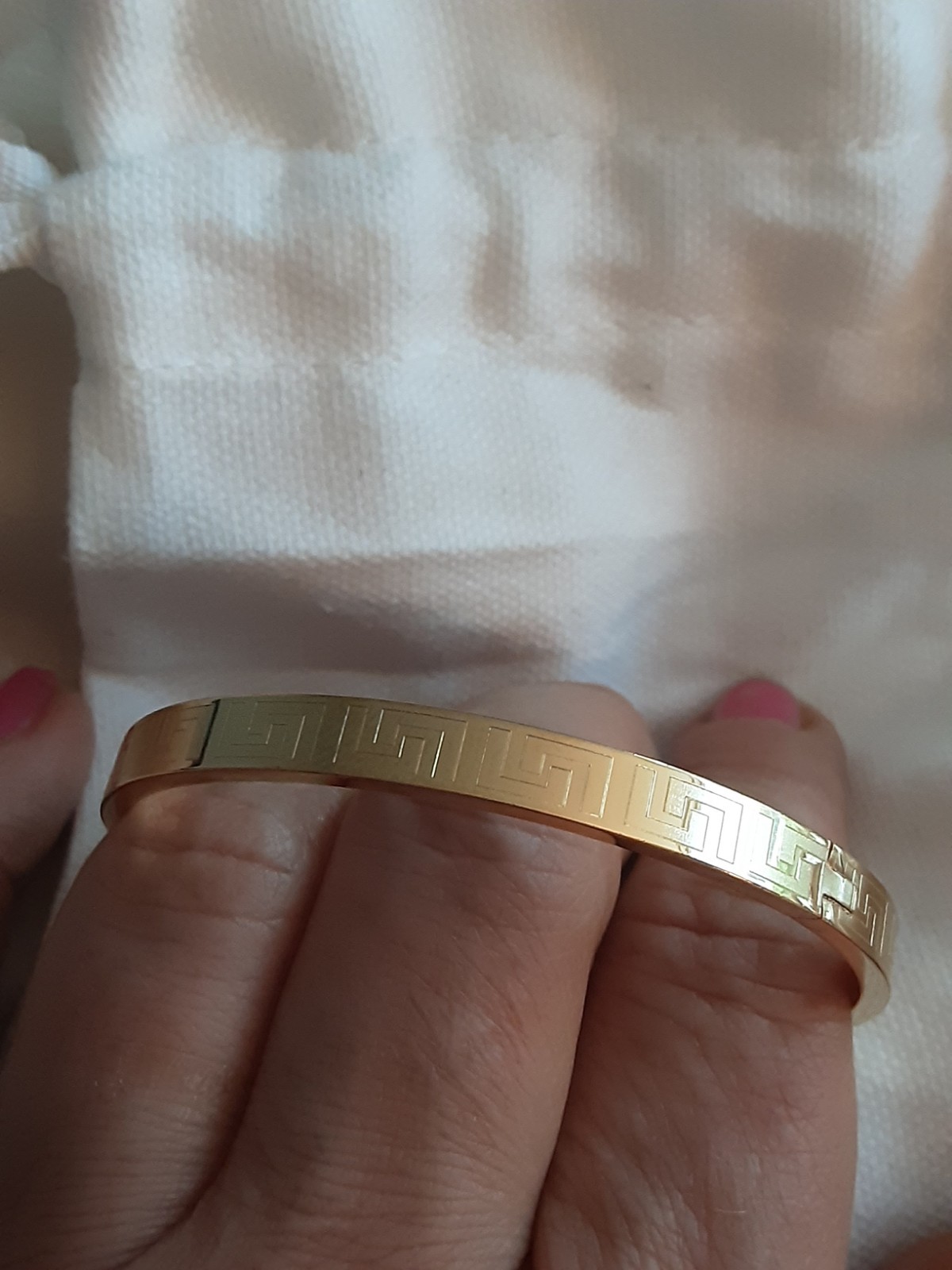 Gold Tone Geometric Pattern Bangle Bracelet Push Lock Metal Round Shape