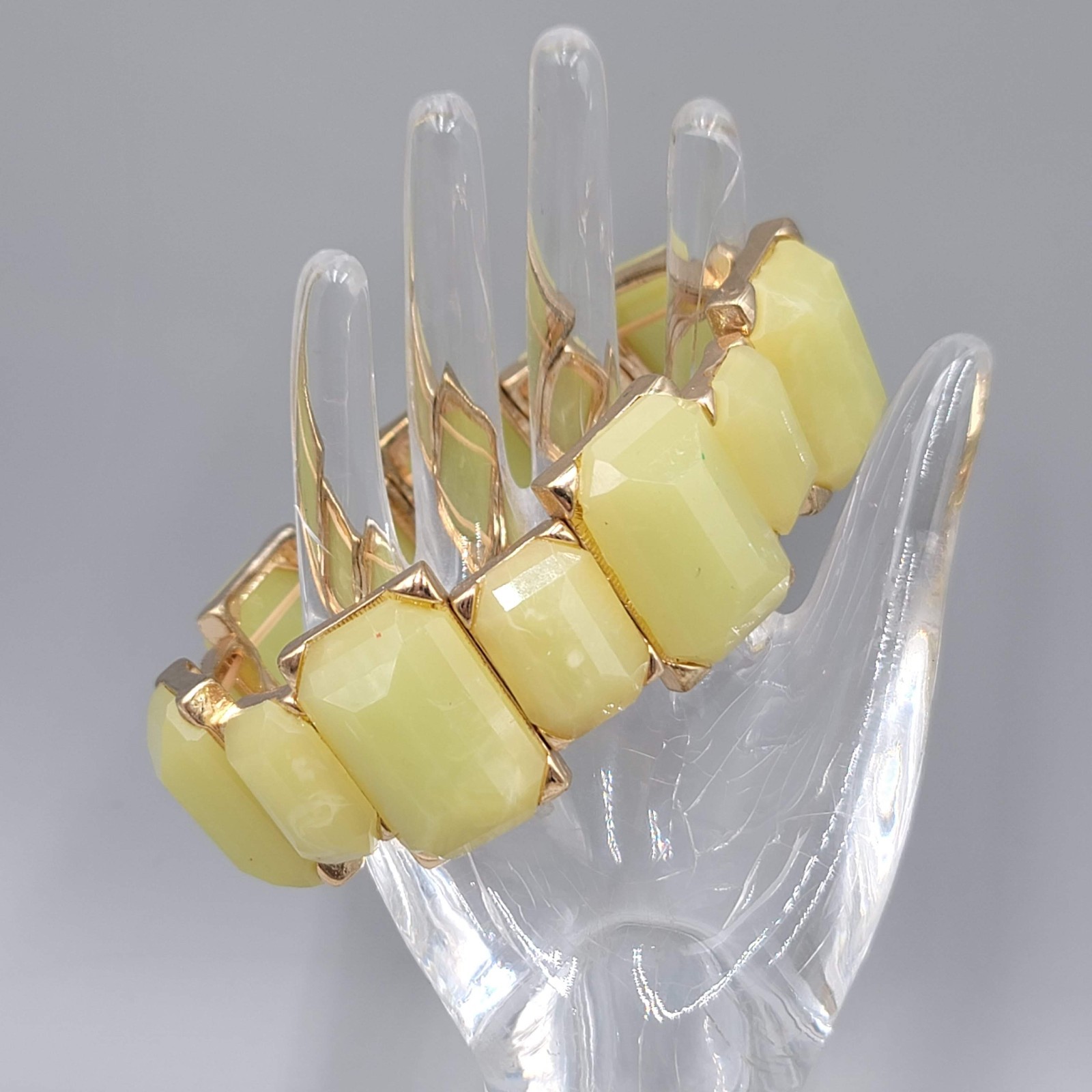 Green Acrylic Chunky Elastic Bracelet Gold tone 7.5 in