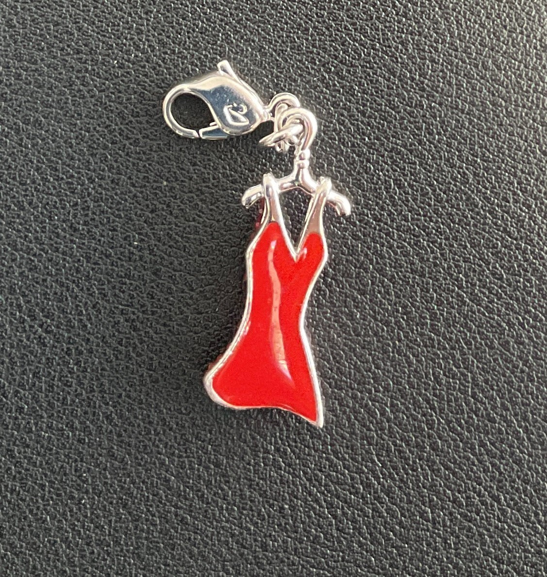 GENUINE Swan Signed SWAROVSKI “Go” Red Dress Charm – #957027