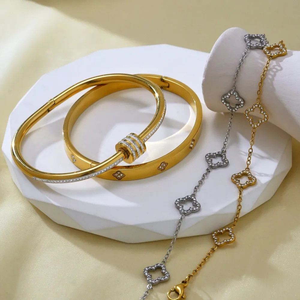 Elegant Female Stainless Steel Bracelet With Zircon Four-Leaf Clover Design.