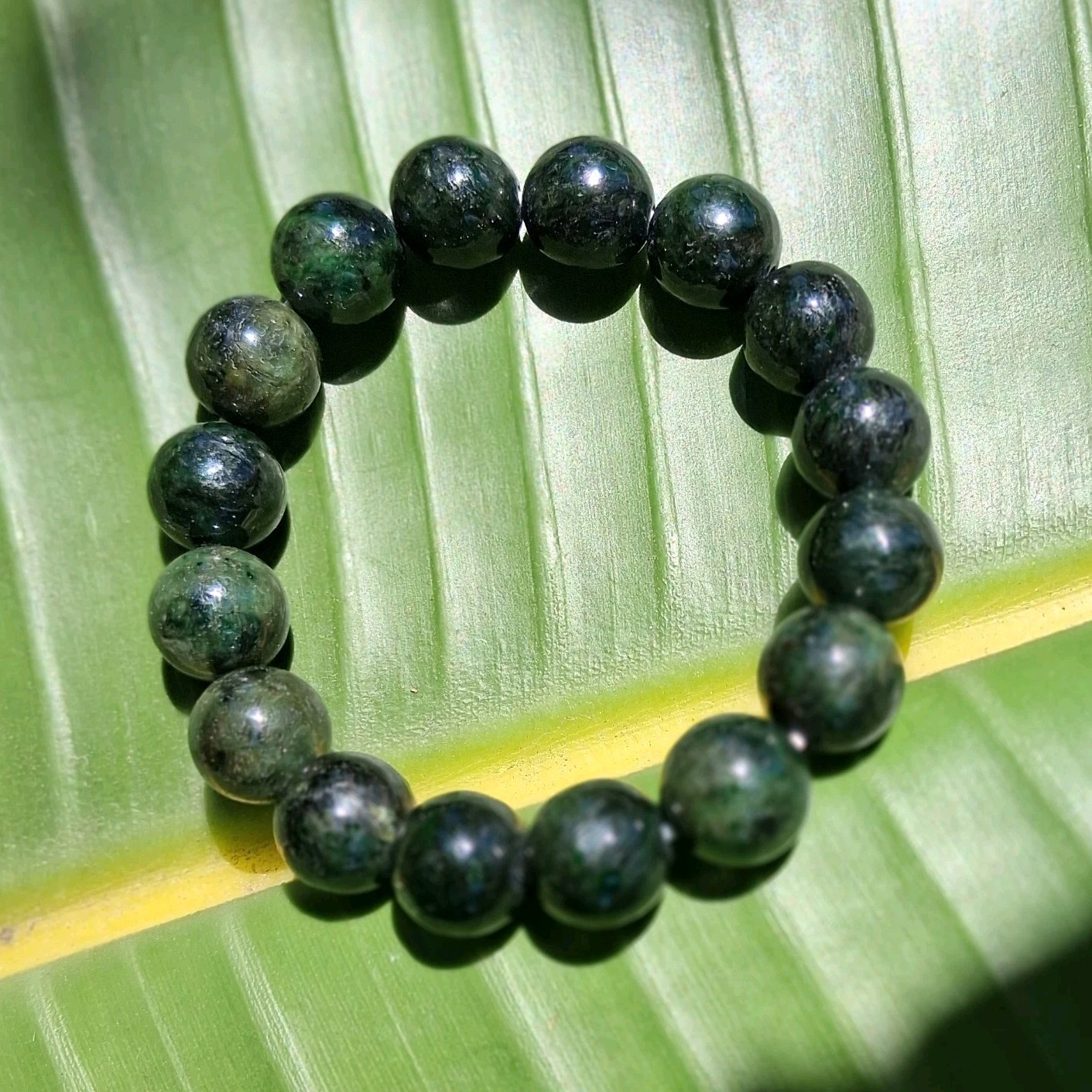 Green Black Stone Beaded Bracelet Round Beads Stretch No Clasp 7 in