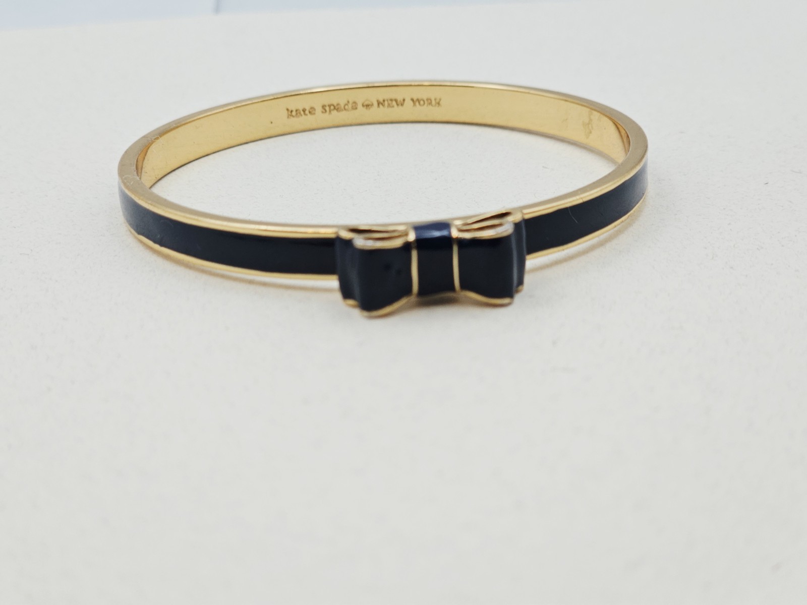 Kate Spade “Take A Bow” Dark Navy Enamel Gold Tone Bangle Bracelet ✨️ 7 1/2 “