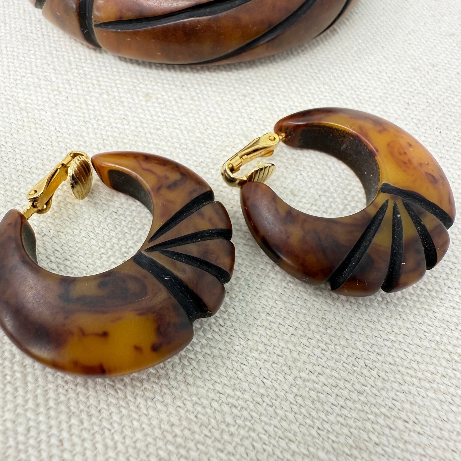 Bakelite Bangle & Earrings Overdyed Marbled Caramel Bamboo Carved Bracelet VTG