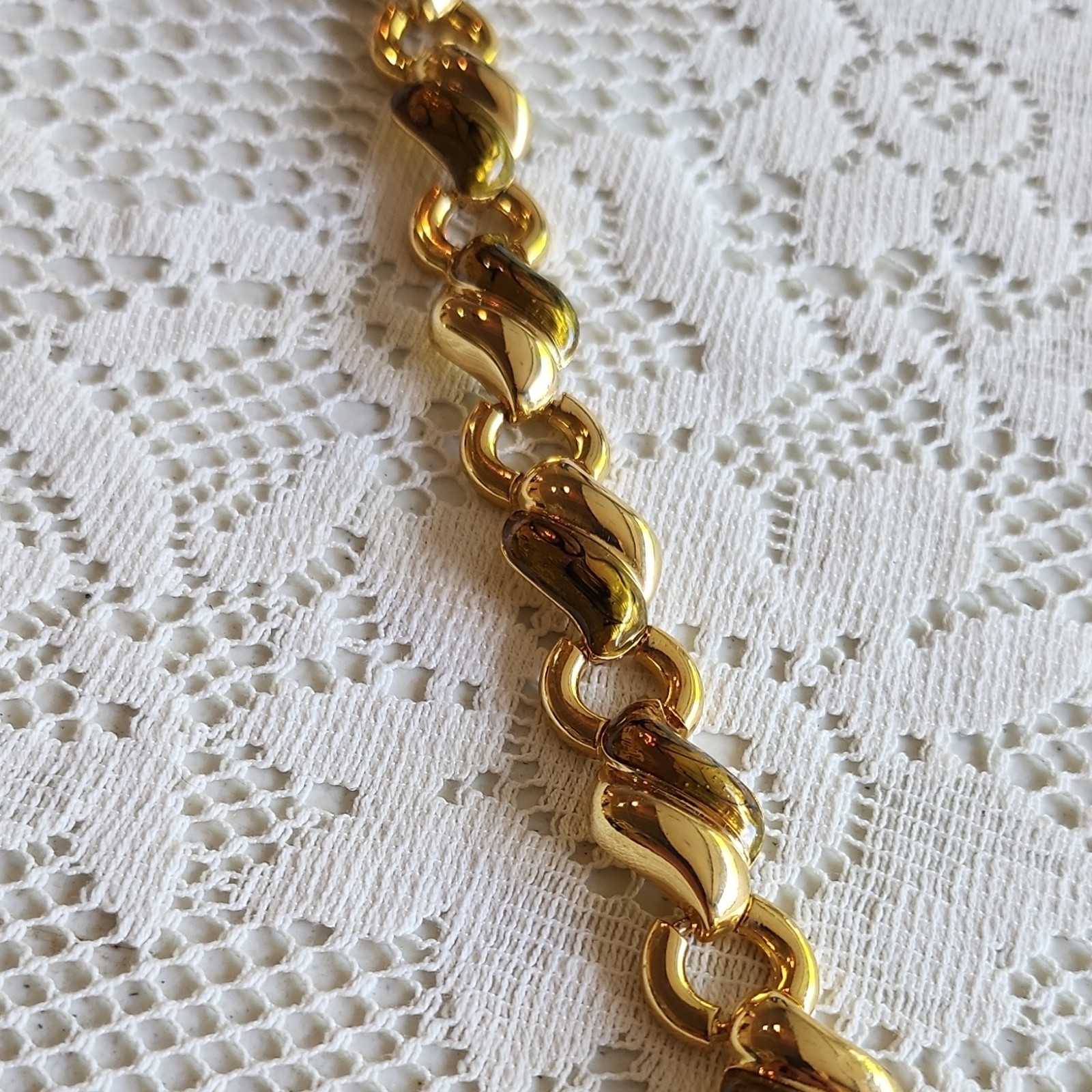 Gold Tone Metal Oval Link Chain Necklace with Lobster Clasp, Adjustable Extender